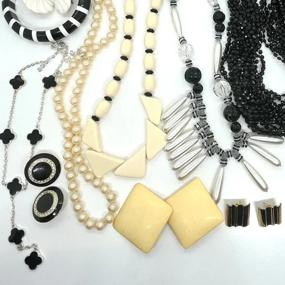 VINTAGE MODERN JEWELRY LOT BLACK WHITE NECKLACES EARRINGS BANGLE CURATED - Picture 8 of 13